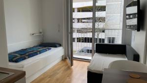 Postel nebo postele na pokoji v ubytování Myroom Business Apartment Nähe Messe München + 28 fotografií