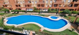 The swimming pool at or close to Homes of Spain, Apartamentos Paraíso, Ed Tahiti, Atico A a pie de Playa, piscina privada en solárium, WI-FI