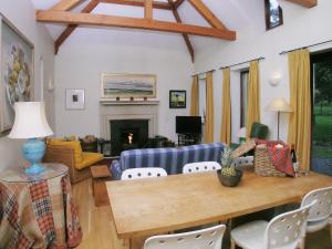 Kirkpatrick DurhamにあるMarwhin Cottage - Swwsのリビングルーム(テーブル、ソファ付)