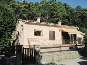 una piccola casa con una recinzione di fronte di Le gite ambert a La Garde-Freinet