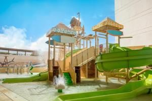 a water park with a slide and water slides at Dreams Vista Cancun Golf & Spa Resort in Cancún