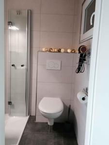 a small bathroom with a toilet and a shower at Ferienhaus Glücksmomente in Möhnesee