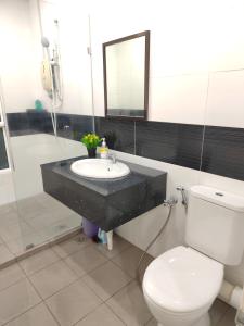 La salle de bains est pourvue d'un lavabo, de toilettes et d'un miroir. dans l'établissement Exclusive Studio/15th/ 1~4pax/ Gurney/ Mansion One, à George Town