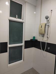 La salle de bains est pourvue d'une douche et d'une fenêtre. dans l'établissement Exclusive Studio/15th/ 1~4pax/ Gurney/ Mansion One, à George Town