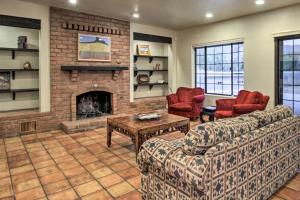 uma sala de estar com dois sofás e uma lareira em Pet-Friendly Tucson House with Private Pool! em Tucson