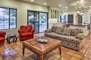 uma sala de estar com um sofá, cadeiras e uma mesa em Pet-Friendly Tucson House with Private Pool! em Tucson