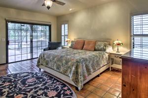 um quarto com uma cama, uma secretária e janelas em Pet-Friendly Tucson House with Private Pool! em Tucson