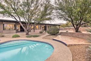 uma piscina no quintal de uma casa com árvores em Pet-Friendly Tucson House with Private Pool! em Tucson