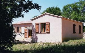 ein kleines weißes Haus auf einem Feld mit Bäumen in der Unterkunft Vautrain in Artignosc-sur-Verdon