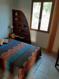 ein Schlafzimmer mit einem Bett mit einer Kommode und einem Fenster in der Unterkunft Vautrain in Artignosc-sur-Verdon