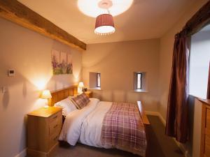 StainsacreにあるMortar Barnのベッドルーム1室(ベッド1台、ランプ、窓付)