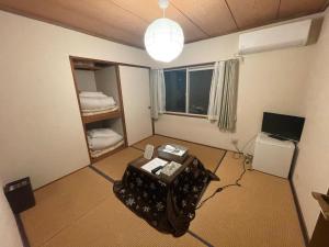 湯布院 ソナタ Yufuin Sonata في يوفو: اطلالة علوية لغرفة معيشة مع تلفزيون