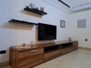 sala de estar con TV de pantalla plana en un centro de entretenimiento de madera en Apartment Chiara en Labin