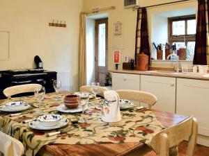 The Granary في Lanton: طاولة غرفة الطعام عليها قطعة قماش