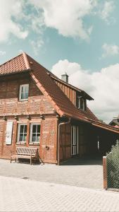un edificio de ladrillo con un banco delante de él en Holzmichel, 