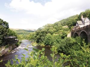 an image of a river with a bridge at Berwyn Stationmasters House - Hw7641 in Llangollen