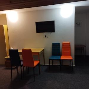 ロキトニツェ・ナト・イゼロウにあるSankoviの椅子4脚、テーブル、テレビが備わる客室です。