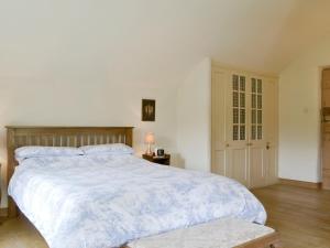 Una cama o camas en una habitación de Wordsworth Cottage