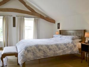 A bed or beds in a room at Wordsworth Cottage