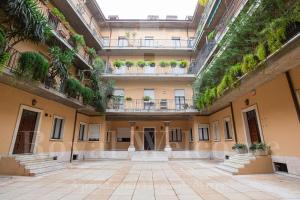 ein leerer Innenhof eines Gebäudes mit Pflanzen in der Unterkunft Un Nido Sull'Arena - Royal Welcome in Verona
