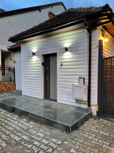 una casa con una puerta de garaje y un camino de entrada en Nordic Villa, en Brasov