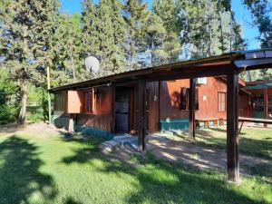 una pequeña casa de madera en medio de un patio en Cabañas Berta y Jorge en Cacheuta