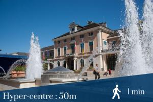 fontanna wodna przed budynkiem w obiekcie HOMEY LIBERTA - Hypercentre / Proche tram / Balcon privé / Wifi & Netflix w mieście Annemasse