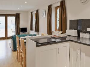 A kitchen or kitchenette at Willow Cottage - E4778