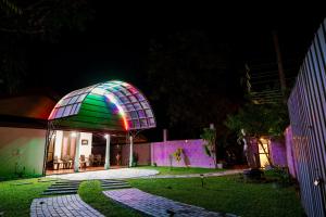 um edifício com uma cúpula iluminada à noite em Savenndra Hotel em Ranala