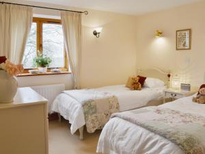 IrebyにあるEllen Cottageのベッドルーム1室(ベッド2台、窓付)