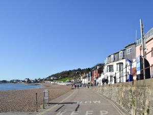 een strand met gebouwen en mensen die erop lopen bij Ammonite Cottage in Beaminster