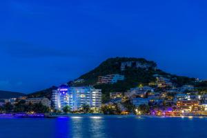 辛普森灣的住宿－Atrium Beach Resort and Spa St Maarten a Ramada by Wyndham，夜晚从水面上欣赏城市美景