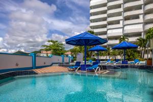 The Atrium Beach Resort and Spa, Ascend Hotel Collection内部或周边的泳池