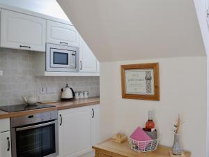 A kitchen or kitchenette at Song Bird Cottage