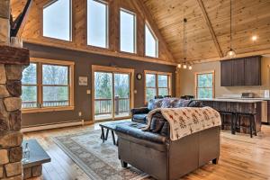 uma sala de estar com um sofá e uma cozinha em Spacious Cabin 10 Mi to Sunday River Skiing! em Bethel