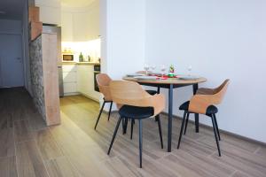 y cocina con mesa de comedor y sillas. en Apartman Ravna Planina, en Pale