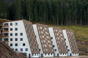 una fila di condomini in cima a una collina di Apartman Ravna Planina a Pale