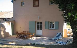 a house with a table and chairs in front of it at Gite au domaine de siouvette in La Môle
