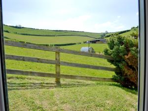 een houten hek in een veld van groen gras bij Valley View-e1866 in Powerstock