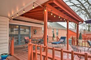 una terraza de madera con pérgola con sillas y mesas en Spacious Memphis Home - Walk to Graceland, en Memphis