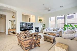 sala de estar con muebles y TV de pantalla plana. en Sleek Home with Sauna and Fire Pit - Golf Nearby, en Scottsdale
