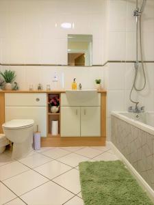 y baño con lavabo, aseo y bañera. en Cosy 2 bed flat near train station Basingstoke with FREE Parking!, en Basingstoke