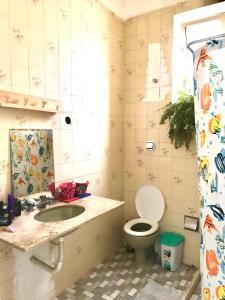 y baño con aseo y lavamanos. en Hostel Selaron en Río de Janeiro