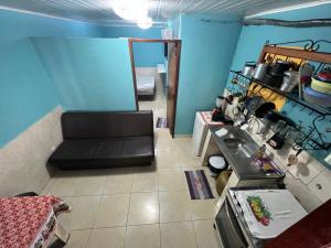 uma vista aérea de uma pequena cozinha com um lavatório em Kitnets com AR Condicionado na Praia em Salvador
