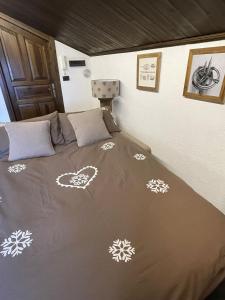 a bed in a room with a bedspread with snowflakes at Casa Gran Paradiso in Cogne