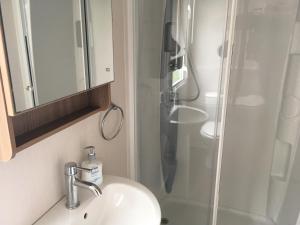 Ένα μπάνιο στο 3 BEDROOMED CARAVAN WITH AMAZING SEA VIEWS!