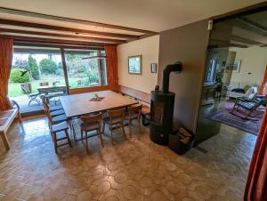 een eetkamer met een tafel en een houtkachel bij Auszeitoase Freystadt - Park, Billard, Sauna - ideal für Familientreffen und Messe Nürnberg in Freystadt