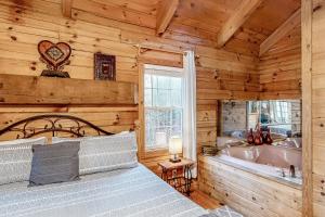 ein Schlafzimmer mit einem Bett und einer Badewanne in einem Zimmer in der Unterkunft Victorian Secret in Sautee Nacoochee