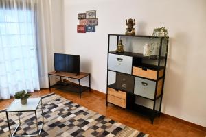 uma sala de estar com uma televisão e uma mesa em Appartement Sant Antoni em Sant Antoni de Calonge