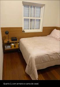 1 dormitorio con cama y ventana en Apartamento Leblon João lira quadra da praia - melhor do Leblon, en Río de Janeiro